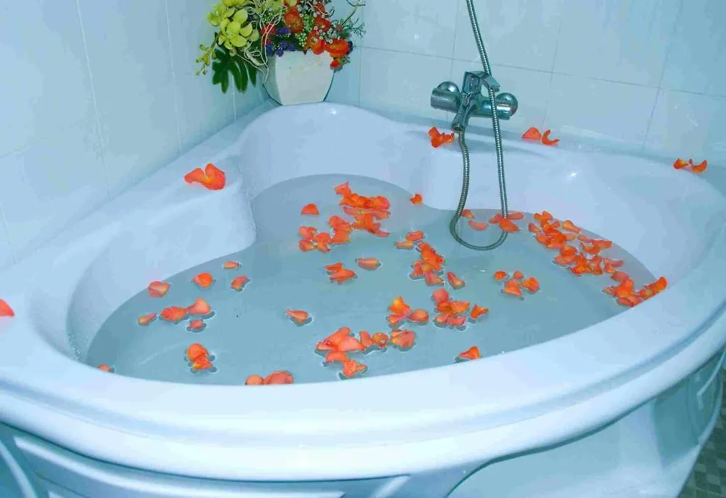 Vu Quy Hotel Nha Trang 2*,